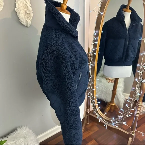 ✨Limited Edition✨ Alo Sherpa Edge Bomber in navy - Picture 8 of 14